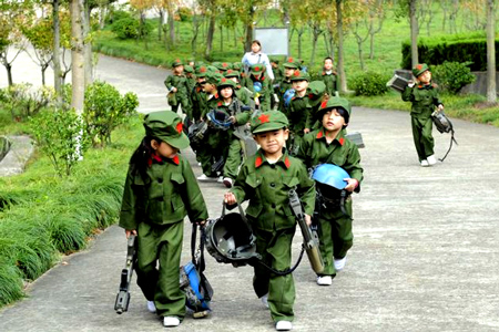 Students of different ages came to the park to experience Red Army culture. 